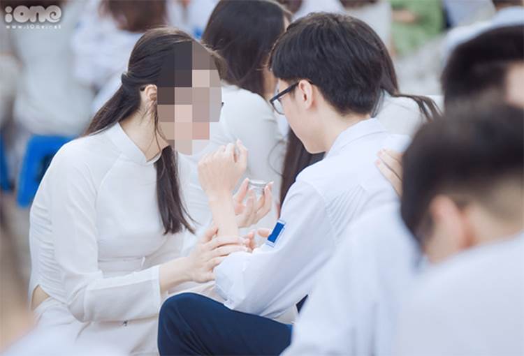 Hôn bạn gái ngay giữa sân trường trong lễ bế giảng, hành động của nam sinh trường Phan Đình Phùng nhận về nhiều ý kiến trái chiều-2