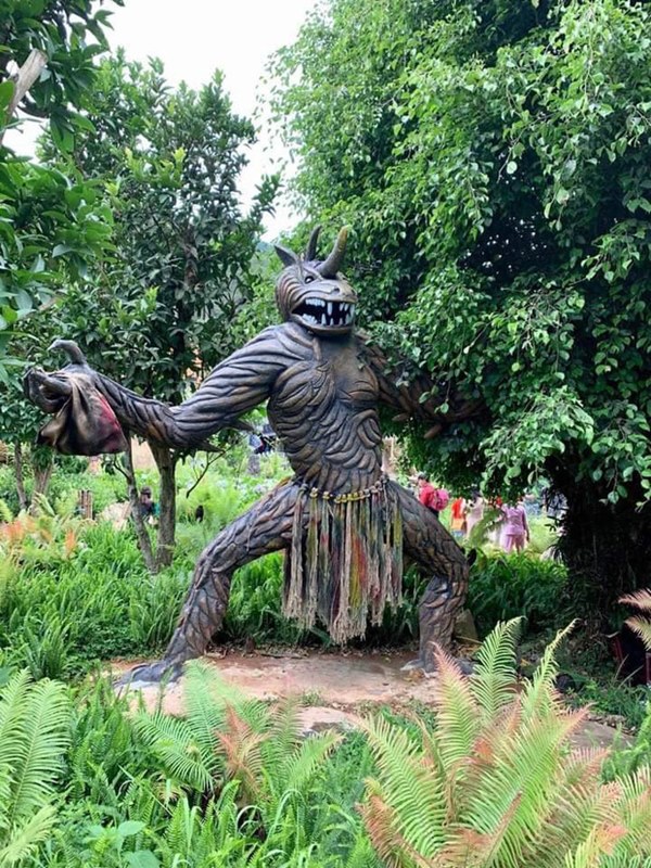 Sau khi bị chê phản cảm, hiện tại khu du lịch Quỷ Núi gần Đà Lạt đã mặc quần áo cho các bức tượng-2