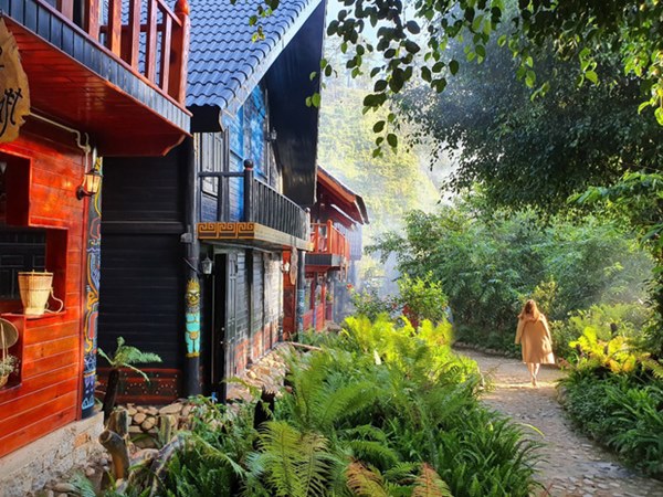 Sau khi bị chê phản cảm, hiện tại khu du lịch Quỷ Núi gần Đà Lạt đã mặc quần áo cho các bức tượng-5