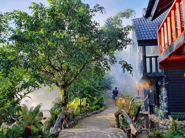 Sau khi bị chê phản cảm, hiện tại khu du lịch Quỷ Núi gần Đà Lạt đã mặc quần áo cho các bức tượng-6