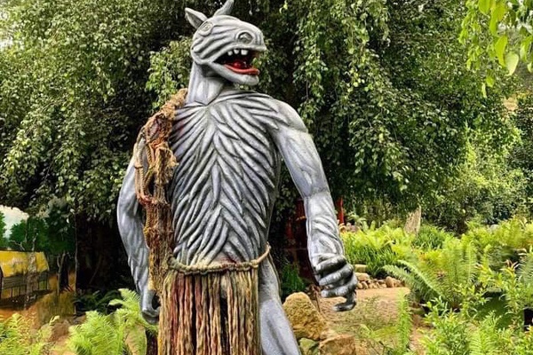 Đèo bạn gái núp bóng xe tải tránh nắng, thanh niên cản đường, khiêu khích tài xế và cái kết bị đánh sấp mặt-2