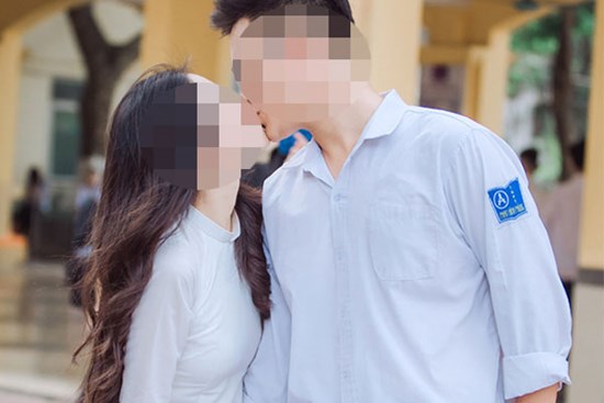 Hôn bạn gái ngay giữa sân trường trong lễ bế giảng, hành động của nam sinh trường Phan Đình Phùng nhận về nhiều ý kiến trái chiều