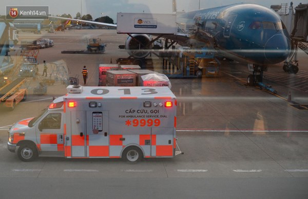 Clip, ảnh: Cận cảnh quá trình di chuyển bệnh nhân 91 trên chuyến bay từ Tân Sơn Nhất đến Nội Bài-1