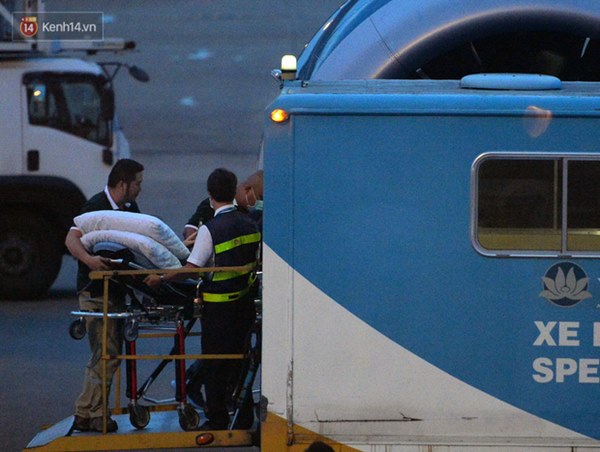 Clip, ảnh: Cận cảnh quá trình di chuyển bệnh nhân 91 trên chuyến bay từ Tân Sơn Nhất đến Nội Bài-2