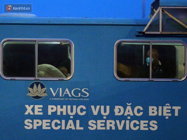 Clip, ảnh: Cận cảnh quá trình di chuyển bệnh nhân 91 trên chuyến bay từ Tân Sơn Nhất đến Nội Bài-3