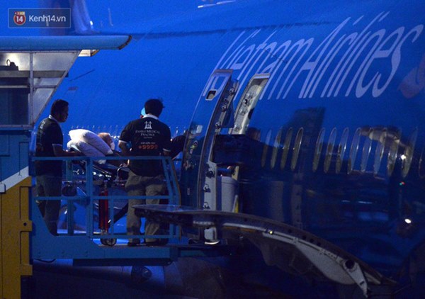Clip, ảnh: Cận cảnh quá trình di chuyển bệnh nhân 91 trên chuyến bay từ Tân Sơn Nhất đến Nội Bài-4