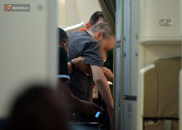 Clip, ảnh: Cận cảnh quá trình di chuyển bệnh nhân 91 trên chuyến bay từ Tân Sơn Nhất đến Nội Bài-5