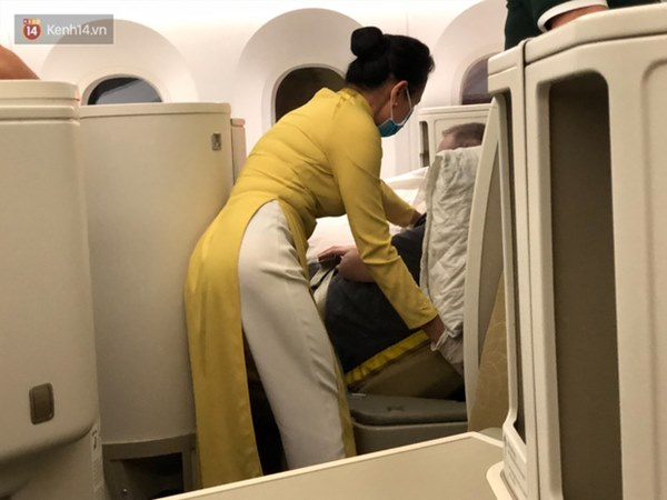 Clip, ảnh: Cận cảnh quá trình di chuyển bệnh nhân 91 trên chuyến bay từ Tân Sơn Nhất đến Nội Bài-7
