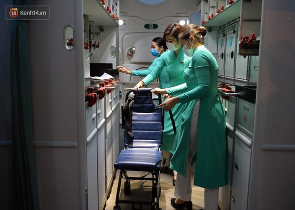 Clip, ảnh: Cận cảnh quá trình di chuyển bệnh nhân 91 trên chuyến bay từ Tân Sơn Nhất đến Nội Bài-8
