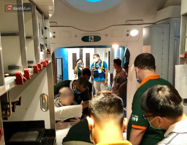 Clip, ảnh: Cận cảnh quá trình di chuyển bệnh nhân 91 trên chuyến bay từ Tân Sơn Nhất đến Nội Bài-9