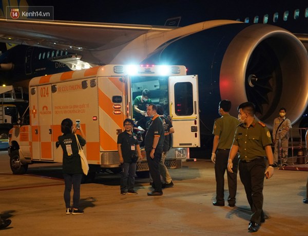 Clip, ảnh: Cận cảnh quá trình di chuyển bệnh nhân 91 trên chuyến bay từ Tân Sơn Nhất đến Nội Bài-11