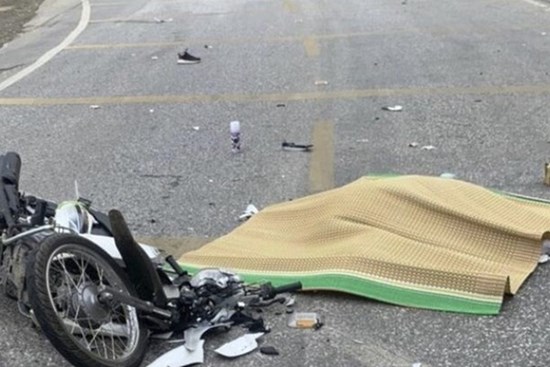 Va chạm xe container ở Hoà Bình, người phụ nữ Mexico đi xe máy tử vong thương tâm