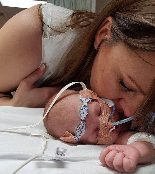 Nhịp tim tăng lên 320 lần/phút, bé sơ sinh được bác sĩ cấp cứu bằng cách nhúng đầu vào xô nước đá-2