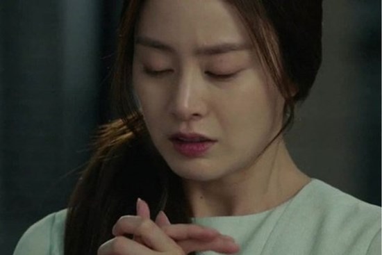 Tiếng cọt kẹt lúc nửa đêm làm tôi tỉnh giấc, lấy hết can đảm ra ngó thì phát hiện chồng mình lúi húi làm hành động giận tím người