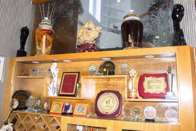 Từng thay 30 chiếc xe hơi, Kim Tử Long giờ cưới vợ trẻ, ở biệt phủ triệu đô-14