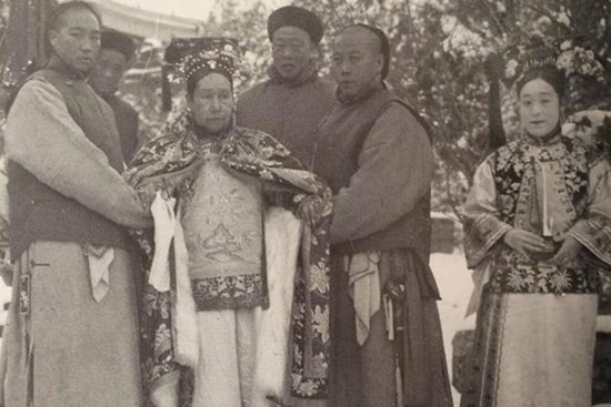 Thái giám thời nhà Thanh luôn mang một chiếc khăn lớn thấm hương liệu bên mình, nguyên nhân của hành động này có liên quan đến việc tịnh thân