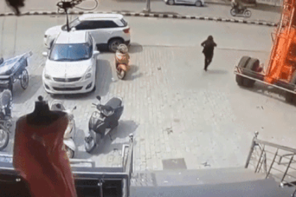 Máy phát điện suýt rơi trúng đầu, người phụ nữ thoát chết