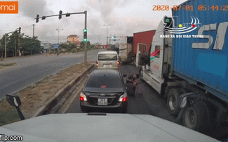 Đèo bạn gái núp bóng xe tải tránh nắng, thanh niên cản đường, khiêu khích tài xế và cái kết bị đánh sấp mặt-1