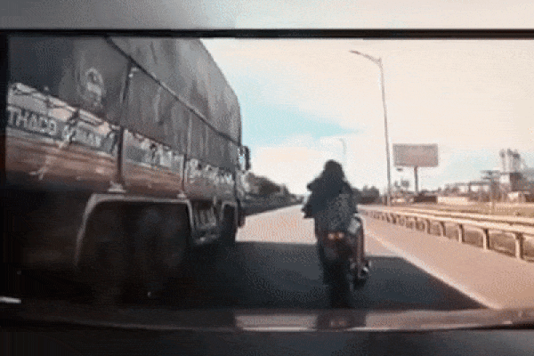 Đèo bạn gái núp bóng xe tải tránh nắng, thanh niên cản đường, khiêu khích tài xế và cái kết bị đánh sấp mặt