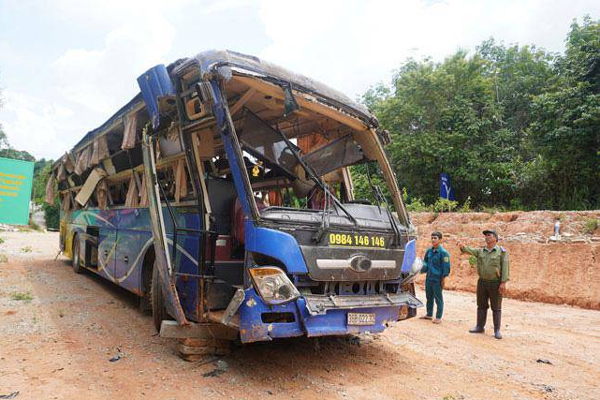 Vụ xe khách lao xuống vực ở Kon Tum: 2 bệnh nhân bị thương rất nghiêm trọng, người suy đa tạng, người liệt tứ chi-4