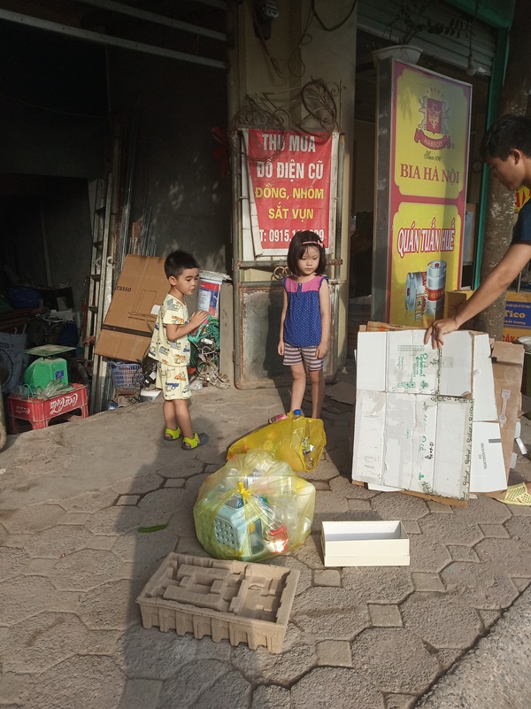 Dù gia đình không nghèo nhưng vẫn để con đi nhặt rác, người mẹ này được ủng hộ vô cùng vì một lý do đặc biệt-4