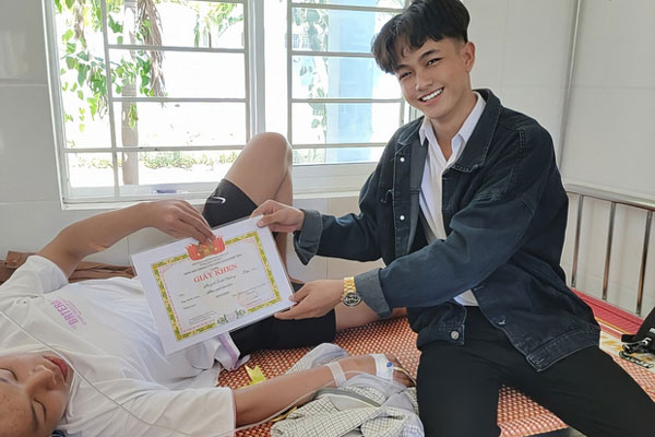 Khích lệ con, phụ huynh tạo ra giấy like thay cho giấy khen, dân mạng xướng danh ông bố của năm-3