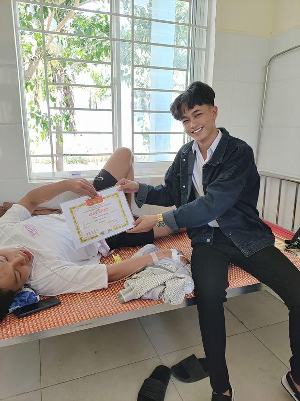 Tờ giấy khen trao trên giường bệnh và câu chuyện tình bạn đầy ý nghĩa-1