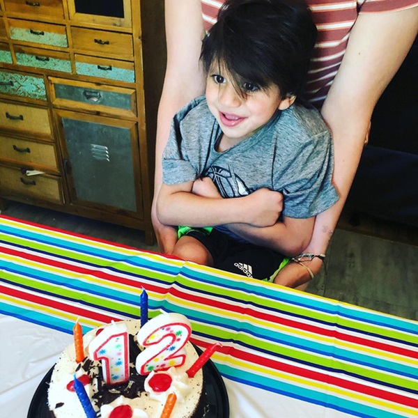 Cặp đôi sốc khi thấy con trai nuôi bệnh tật và suy dinh dưỡng nặng, bác sĩ bảo không có hy vọng nhưng 4 năm sau ai cũng ngỡ ngàng-5