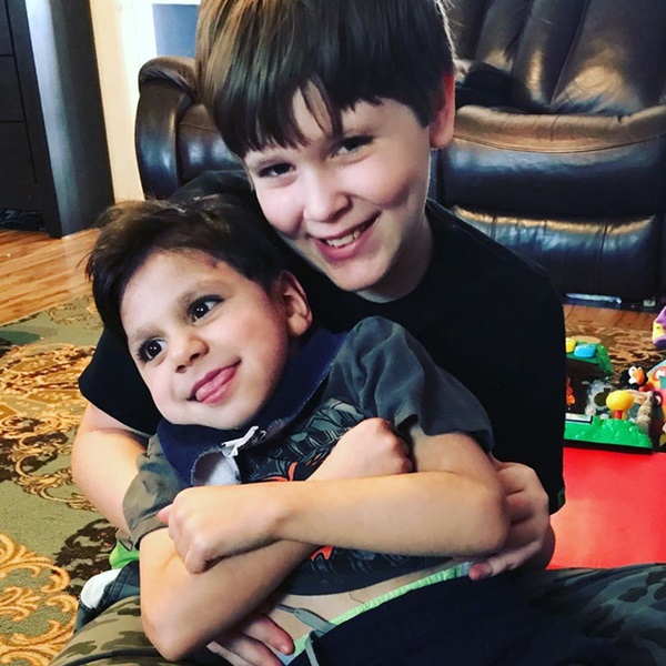 Cặp đôi sốc khi thấy con trai nuôi bệnh tật và suy dinh dưỡng nặng, bác sĩ bảo không có hy vọng nhưng 4 năm sau ai cũng ngỡ ngàng-6