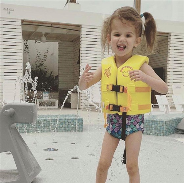 Cặp đôi sốc khi thấy con trai nuôi bệnh tật và suy dinh dưỡng nặng, bác sĩ bảo không có hy vọng nhưng 4 năm sau ai cũng ngỡ ngàng-7