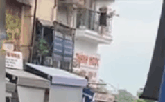 Người phụ nữ mặc váy ngủ đứng đu ở ban công khiến hàng xóm thắc mắc: Không biết người ở đâu?-1