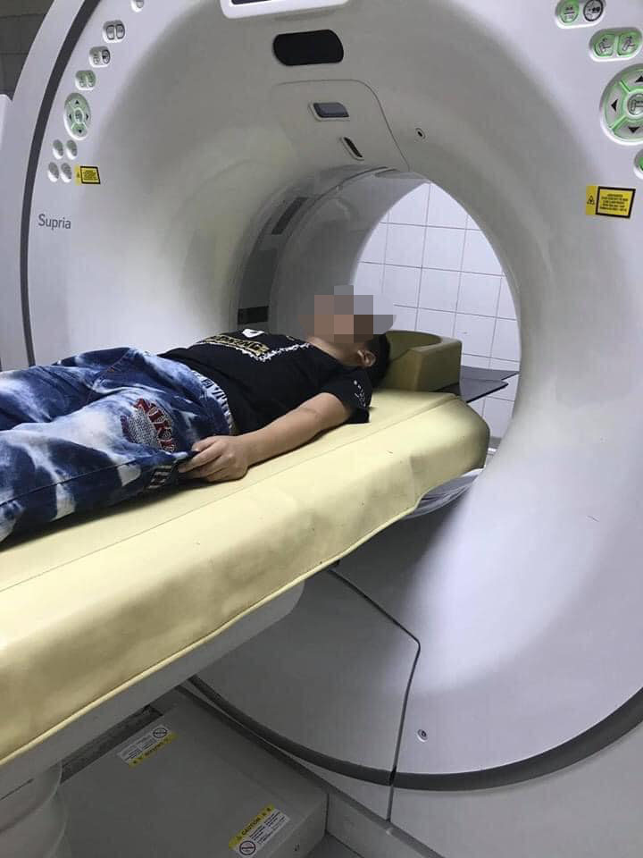 Xôn xao thông tin bé trai tiểu học bị phụ huynh cùng lớp bắt cóc ra ngoài, đánh chảy máu miệng vì trót giật mũ của bạn-3