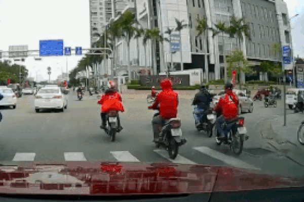 Tên cướp giật điện thoại ngay giữa ngã tư ở TP.HCM