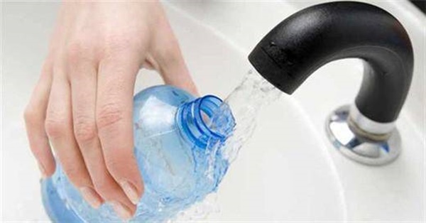 Đựng nước bằng chai nhựa đã dùng chẳng khác uống nước từ bồn cầu, nhiều người có thói quen này-2