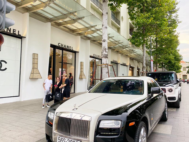Đại gia Minh Nhựa cùng con gái lái 2 chiếc siêu xe trị giá hàng chục tỷ đồng chạy thẳng tới cửa hàng Chanel quận 1 mua quà tặng cho cả đại gia đình-1