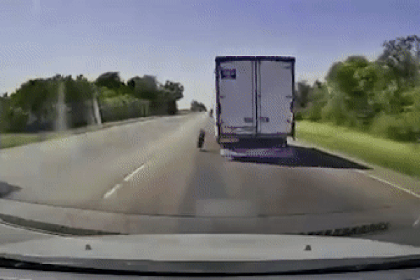 Tài xế xe con đánh lái chính xác tránh khỏi tai nạn-1
