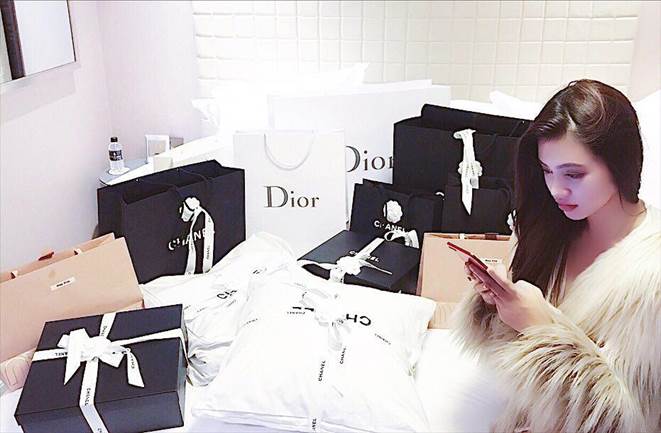 Khám kho hàng hiệu hàng chục tỷ của Hoa hậu duy nhất là rich kid Jolie Nguyễn-2