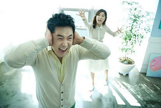 Anh chồng đi một bước là bị vợ dọa thuê người 'xử', quá sợ hãi đành cầu cứu dân mạng