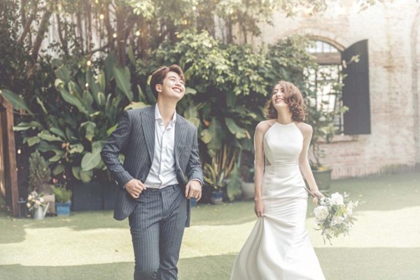 Đám cưới siêu tiết kiệm với chi phí chưa đến 10 triệu đồng của cặp đôi Sài Gòn: Mua lại váy cô dâu giá rẻ, mượn xe hoa, tự makeup, đề cao tinh thần cây nhà lá vườn là chính-1