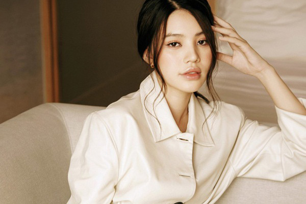 1 ngày sau dòng trạng thái gây chú ý, Jolie Nguyễn đăng tải hình ảnh xuất hiện hiếm hoi trên MXH-3