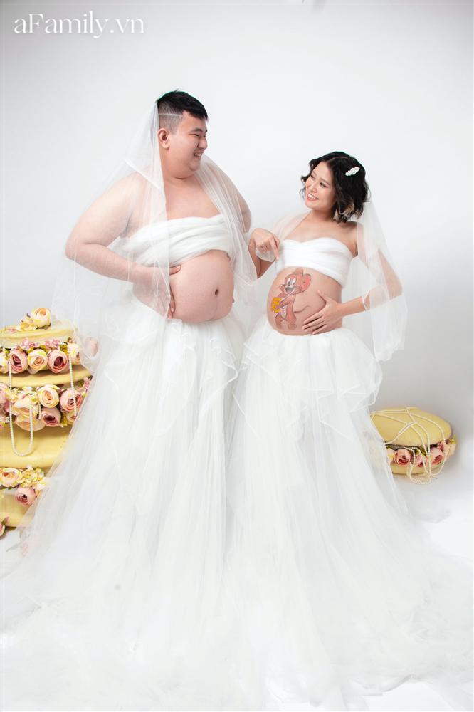 Bộ ảnh bầu hot nhất MXH: Bố bụng mỡ tạo dáng xinh không kém mẹ bầu, ai xem cũng phải thốt lên quá dễ thương-1