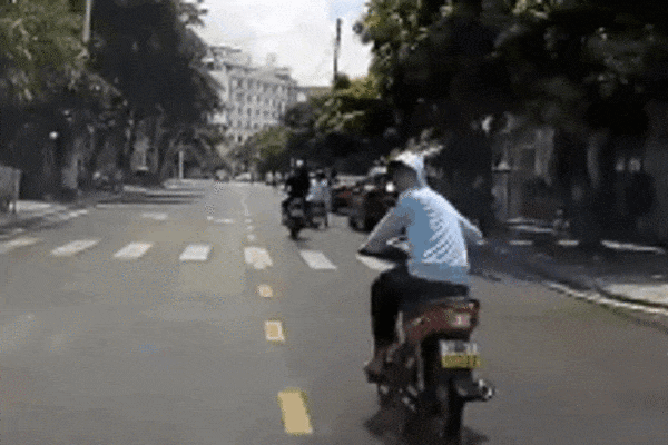 Gặp 2 mẹ con đang loay hoay dắt xe dưới trời nắng gắt, chàng trai có hành động nhanh trí khiến dân mạng thả tim rần rần-6