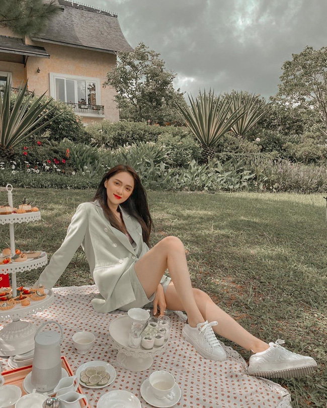 Style đi du lịch của Hương Giang thực sự xuất sắc, chị em không học hỏi là tiếc lắm cho xem!-3