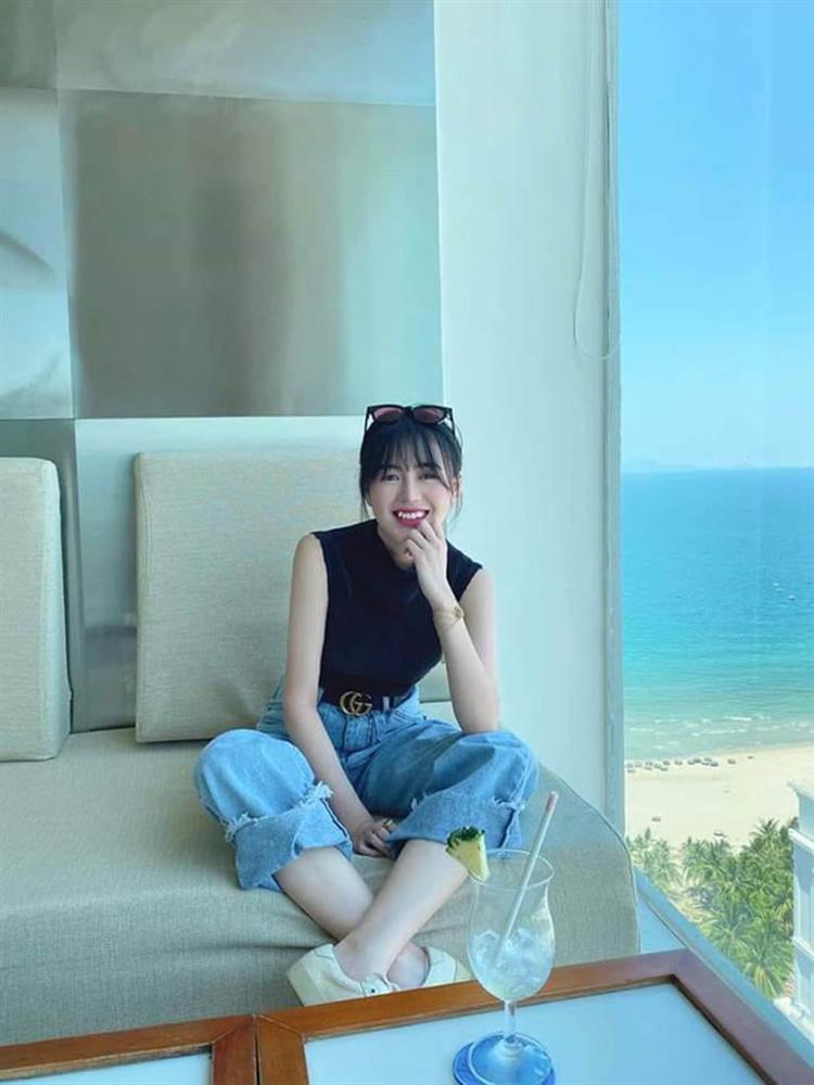 Huỳnh Anh được đồng nghiệp của Quang Hải gọi là quý bà vì cách vấn tóc, chọn trang phục-2