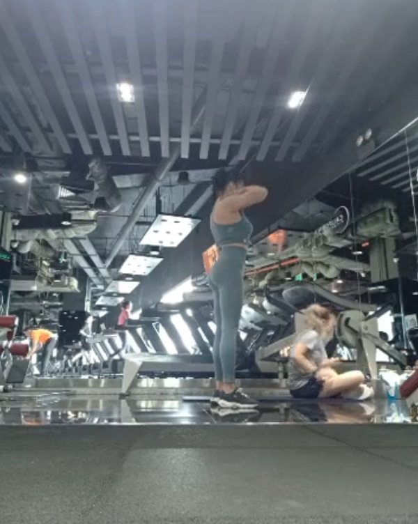 Phi Thanh Vân lấy lại vóc dáng thon gọn nhưng vòng 3 vẫn méo mó thiếu tự nhiên-3