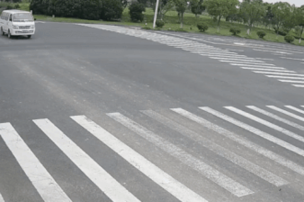 Ôtô phóng nhanh tông văng xe khác giữa giao lộ