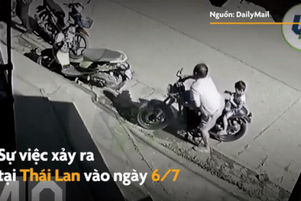 Xe máy bị xe lu húc văng vào tiệm cắt tóc-1