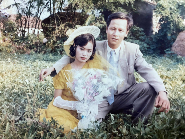 Cô bé 18 tuổi cua” luôn chủ quán nơi mình làm việc và chuyện ông chú bị thử thách bởi đám trai làng hài hước như phim-1