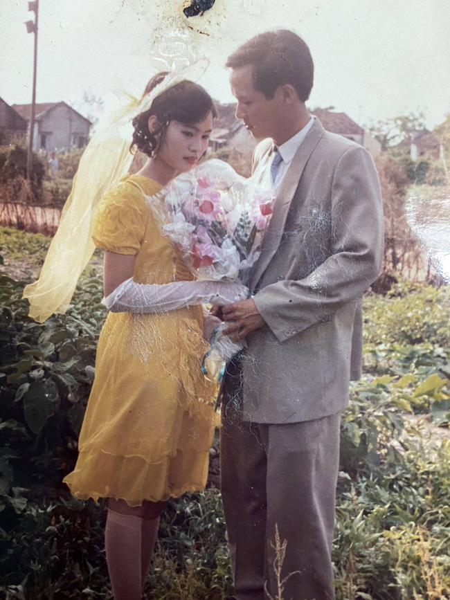 Cô bé 18 tuổi cua” luôn chủ quán nơi mình làm việc và chuyện ông chú bị thử thách bởi đám trai làng hài hước như phim-3