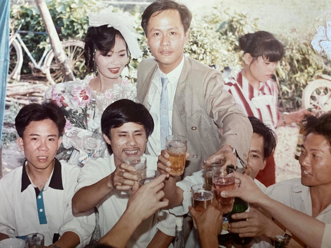 Cô bé 18 tuổi cua” luôn chủ quán nơi mình làm việc và chuyện ông chú bị thử thách bởi đám trai làng hài hước như phim-4